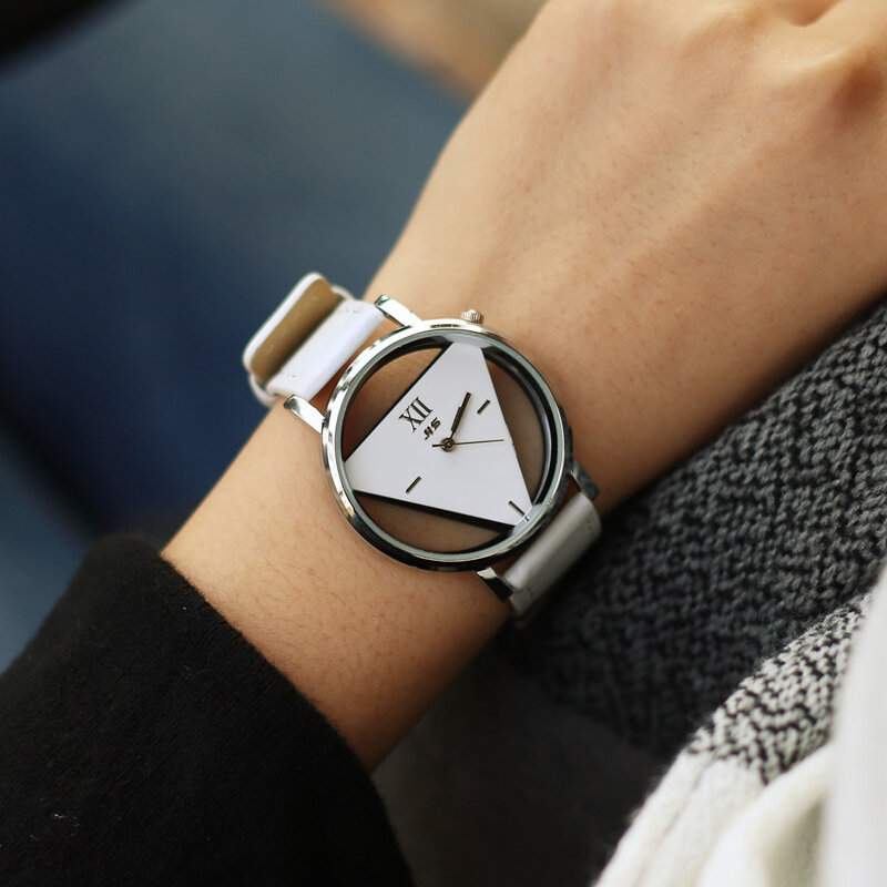 แฟชั่น Hollow สามเหลี่ยมผู้หญิงควอตซ์นาฬิกา Novelty และ Individualism Creative นาฬิกาข้อมือหนังสีดำสีขาวนาฬิกา