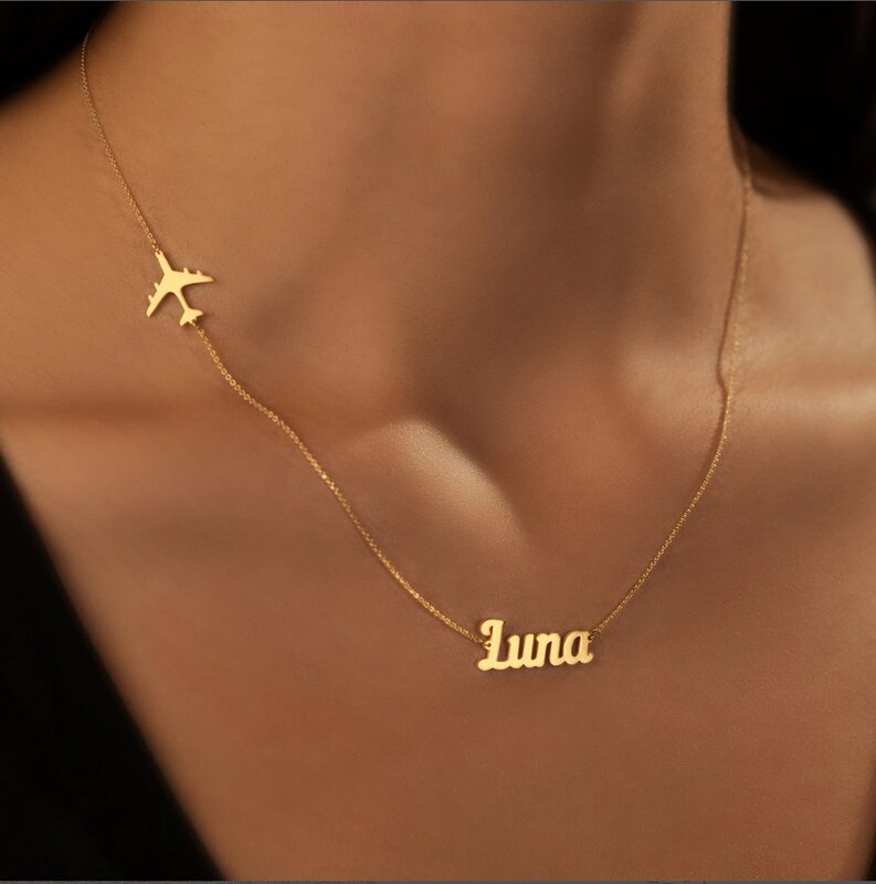 Персонализированное ожерелье с плоской подвеской с самолетом, украшенное вашим именем в качестве подарка для нее