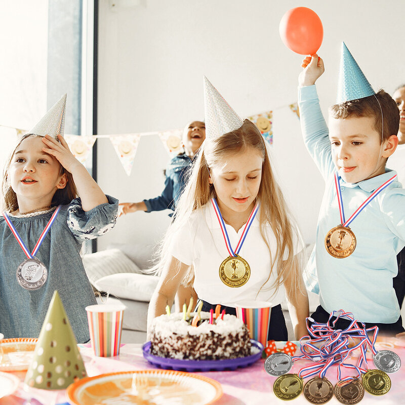Zdobywca złotego srebrnego brązowego medalu nagradza nagrody w konkursie piłkarskim za pamiątkowe prezenty na świeżym powietrzu dla dzieci z motywem sportowym zabawki