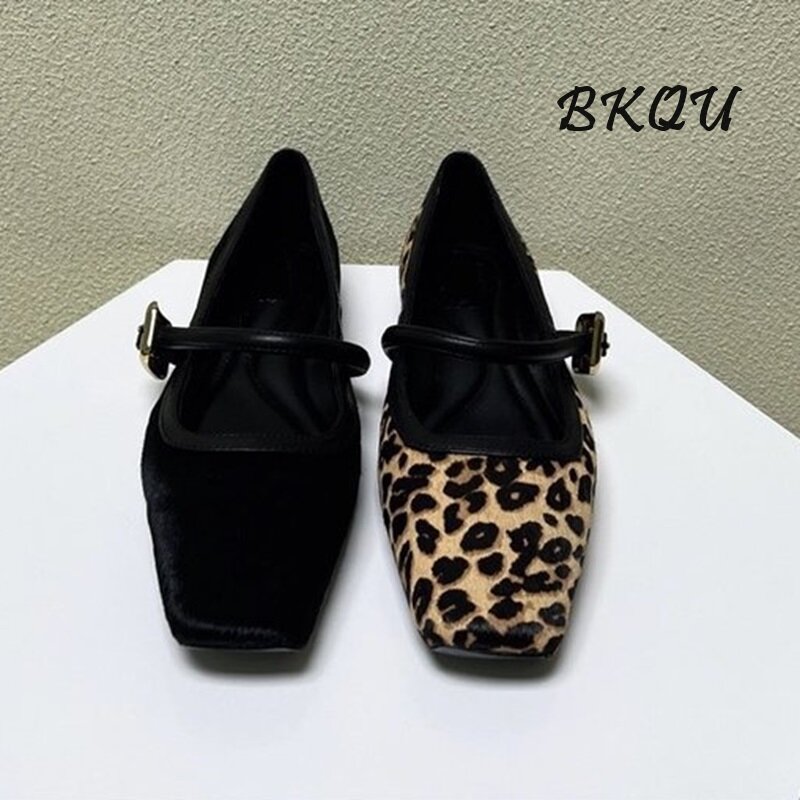 BKQU-sapatilha de camurça quadrada com estampa leopardo para mulheres, sapatos Mary Jane, fivela de linha, casual, primavera, novo, 2024