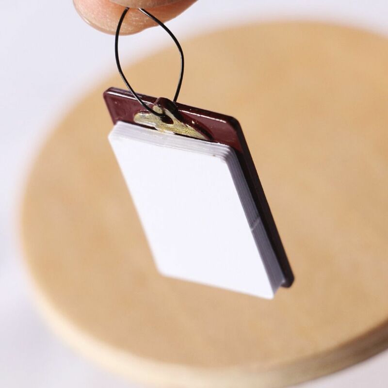 Echte Papieren Poppenhuis Accessoires Diy Miniatuur 18Mm * 21Mm Mini-Legering Klembord Creatieve Legering Miniatuur Klembord
