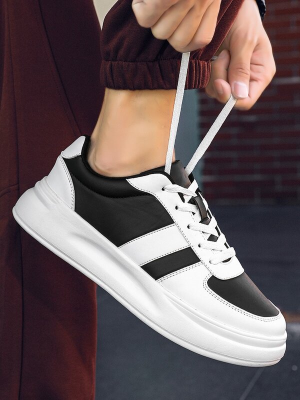 Sapatos casuais leves e respiráveis para homens, tênis planos com cadarço, sapatos de viagem vulcanizados brancos, 2024