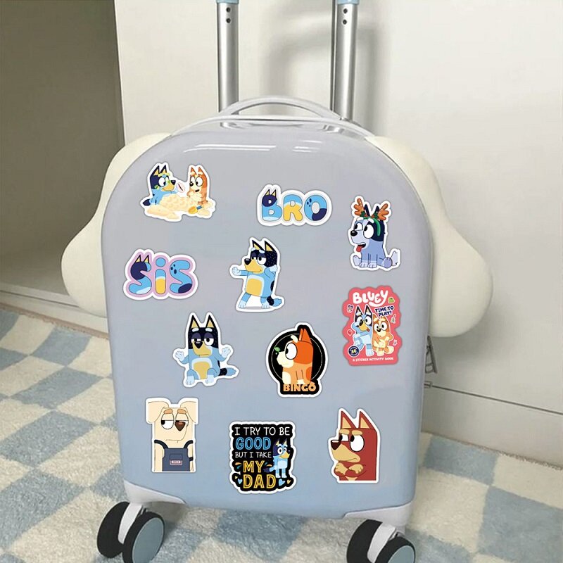 Pegatinas de dibujos animados Bluey y Bingo Dog Family Anime para niños, pegatinas de PVC Diy, equipaje, cuaderno, juguetes para niños, regalo, 50 unids/lote por bolsa