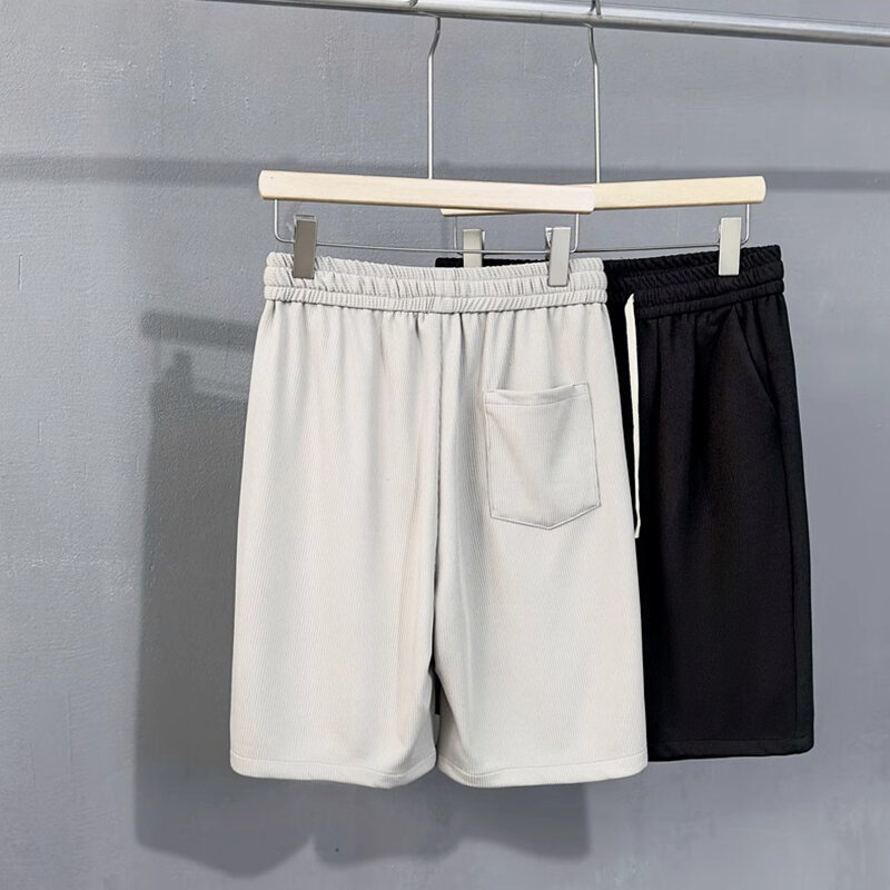 Pantalones cortos informales para hombre, ropa deportiva holgada, elástica, con cordón, hasta la rodilla, color blanco y negro, novedad de verano