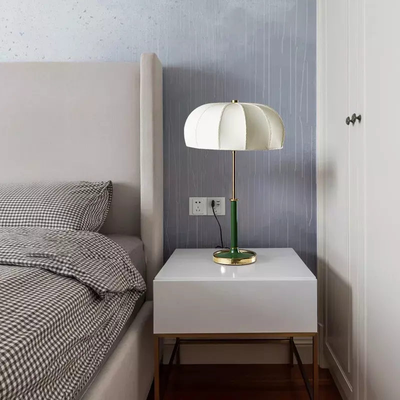 Современная изумрудная настольная лампа в стиле ретро для гостиной, прикроватный дизайн в европейском стиле для спальни, декоративная настольная лампа для гостевой комнаты