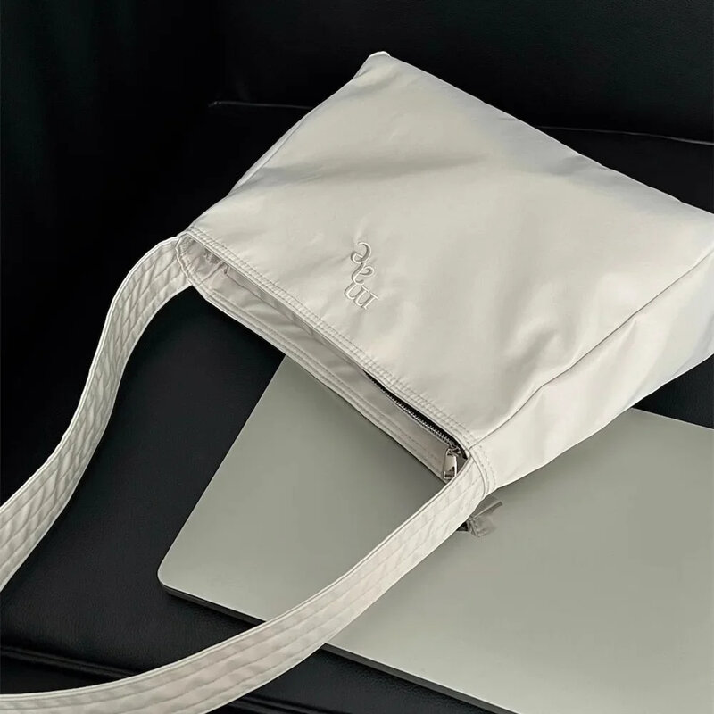 กระเป๋าโท้ทแฟชั่นสไตล์เกาหลีกระเป๋าถือผ้าไนล่อนปักใต้วงแขนสำหรับกระเป๋าสะพายไหล่แบบเรียบง่าย