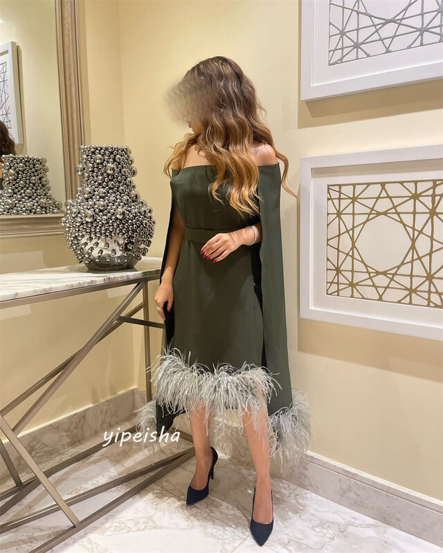 Vestido de baile com plumas plumas, Arábia Saudita vestido de cetim, altura do joelho, Off-the-ombro, coquetel, A-line, ocasião sob medida