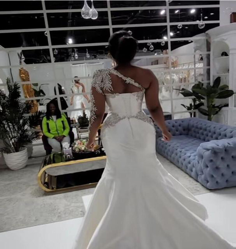 Luxus Brautkleider Pailletten Spitze Applikationen Kristall Braut Ballkleider High Split Plus Size Sweep Zug Robe de Ehe