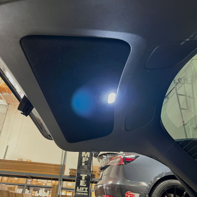 Światła bagażnika dla Tesla Model Y 48 LED wnętrze bagażnika oryginalne złącze bagażnika lampa oświetleniowa akcesoria zamienne 2023