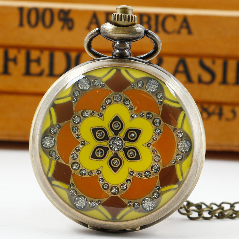 女性のための黄色のプリントが施されたレトロなスタイルの懐中時計