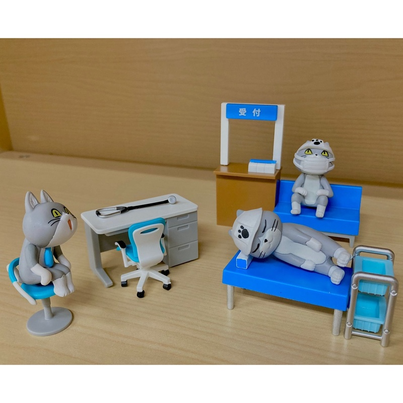 J.DREAM Gashapon Capsule Toy Hospital Desk Chair lettino da visita panca miniature scene ornamenti da tavola modello giocattolo regali per bambini