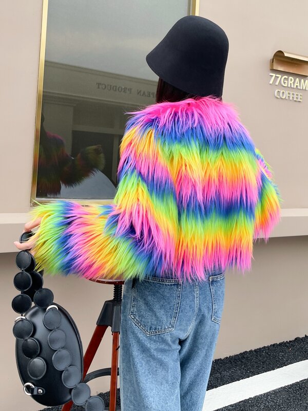 Streetwear cappotto in pelliccia sintetica a righe arcobaleno donna imitazione lana di capra giacca pelosa di lusso Top Club 2022 autunno inverno nuovi vestiti