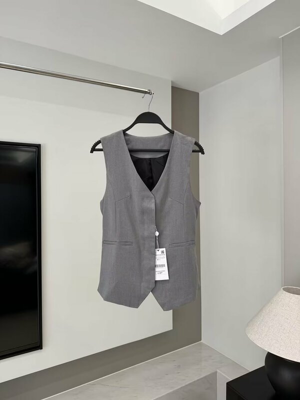 Women's spring 2024 new fashion short back asymmetrical vest retro V-neck women's suspender vest fashion top.