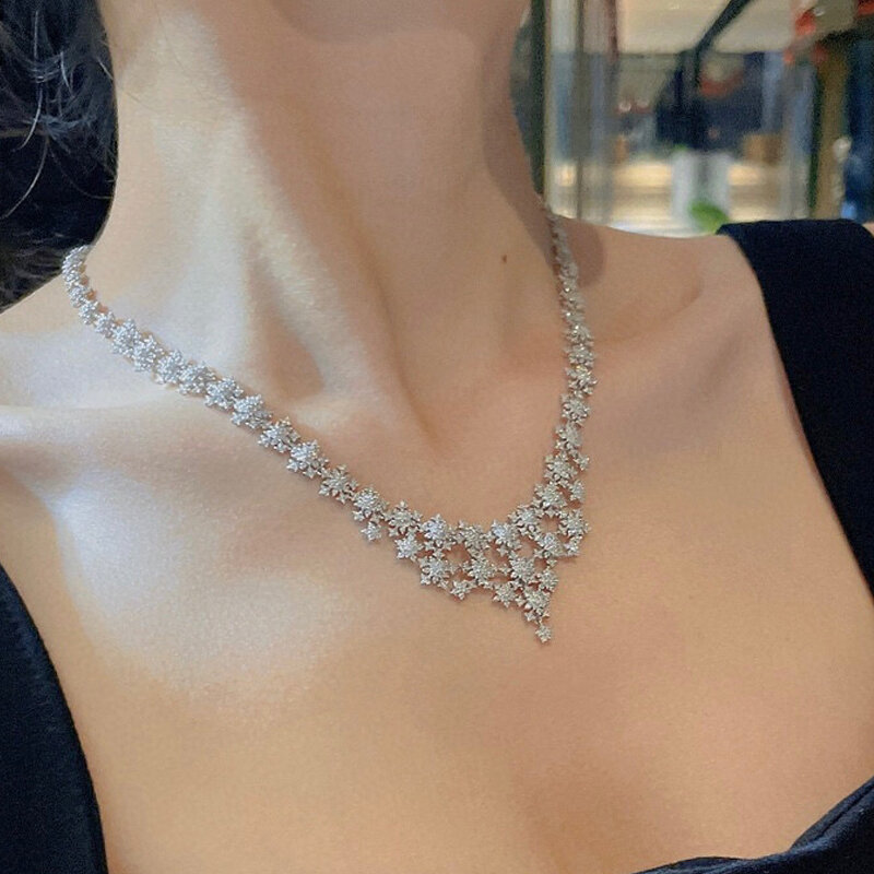 Aazuo kalung emas putih murni 18K berlian asli 8.0ct H mewah penuh berlian kepingan salju hadiah untuk wanita kelas tinggi pesta perjamuan
