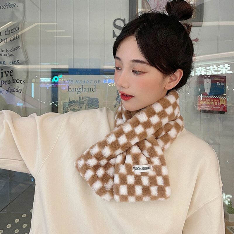 Syal wanita pola kotak-kotak hadiah pacar syal wanita aksesori pakaian bulu kelinci palsu syal gaya Korea musim gugur musim dingin
