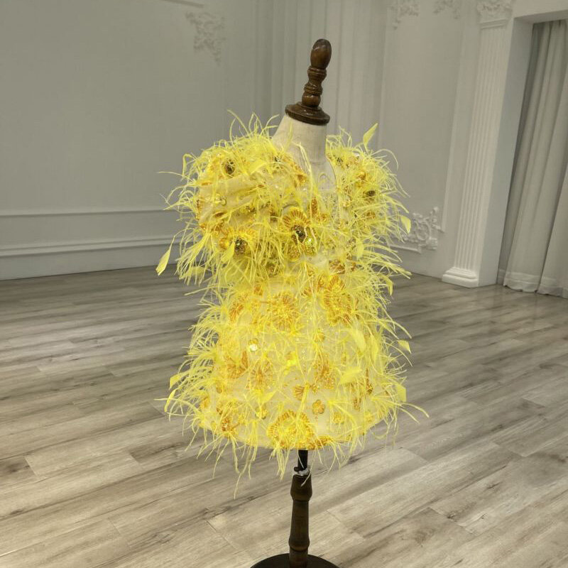 Jupe courte jaune pour enfants, motif littérature à fleurs