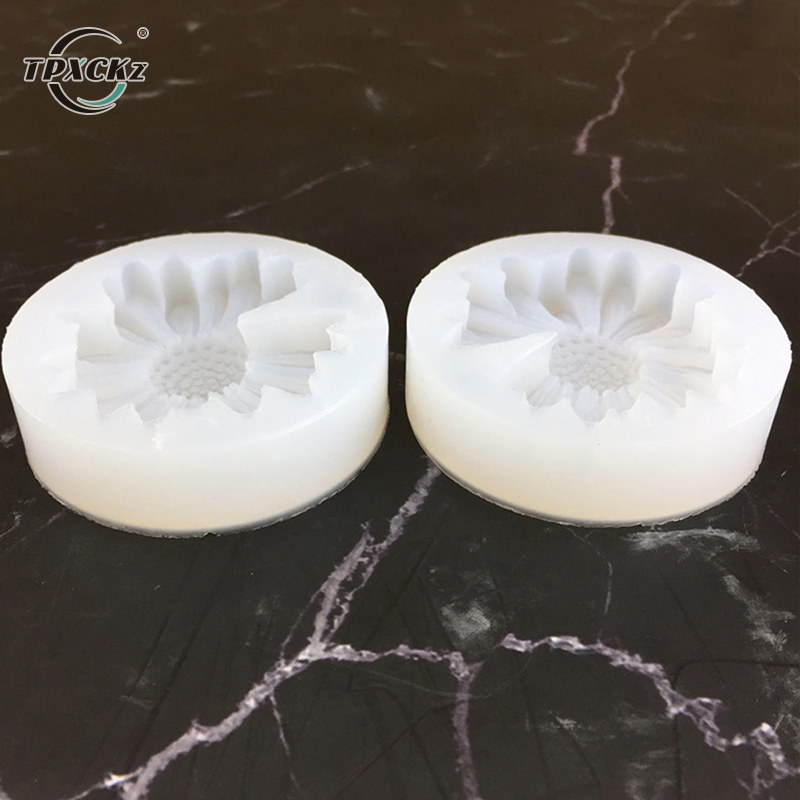 Mini Daisy Flower Silicone Mold With Hole Car Aromatherapy Epoxy Handmade Soap Candle Mold DIY Decoration Candy Icing Mold
