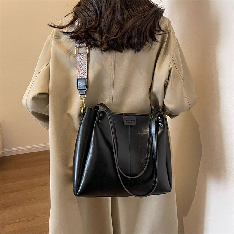 حقيبة حمل متقاطعة مع الجسم بحزام عريض للنساء ، سعة كبيرة ، طراز كوري ، نسيج متطور ، أحادية اللون ، جديدة ، حقيبة يد ،