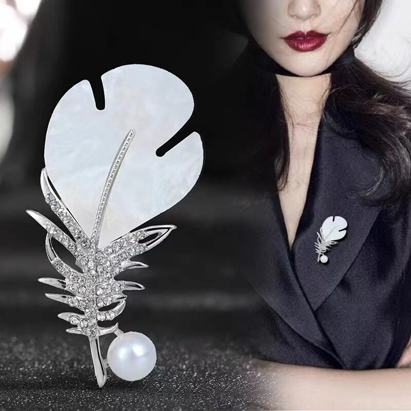 Broche de plumas de concha de cristal para mujer, alfileres de lujo, blanco perla, Color dorado, fiesta, regalos de boda, accesorios de ropa, 2024
