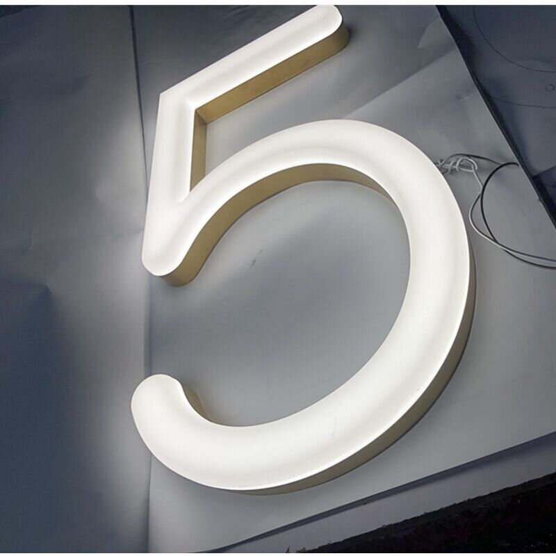 Nomor Rumah LED Akrilik 3D Luar Ruangan Kustom, Warna Emas Besi Tahan Karat Lambang Toko Neon Imitasi Depan