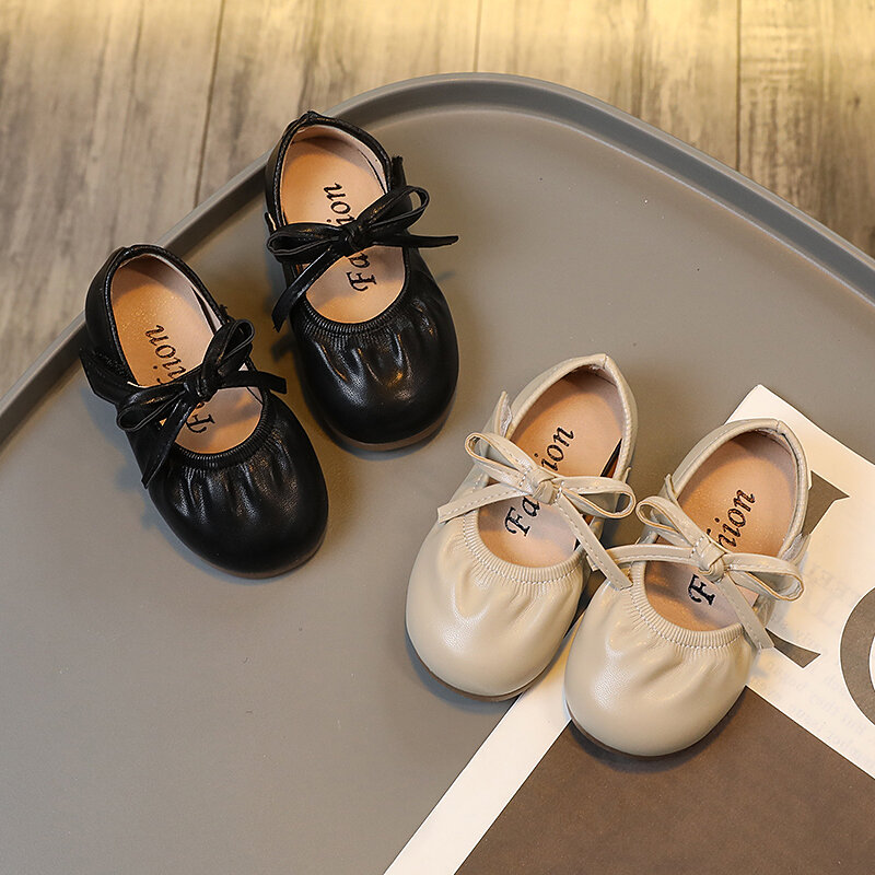 Dziewczęce skórzane buty 2023 jesień nowa kokardka dla dzieci księżniczka słodkie czarne buty dziecięce plisowane skórzane buty dziecięce