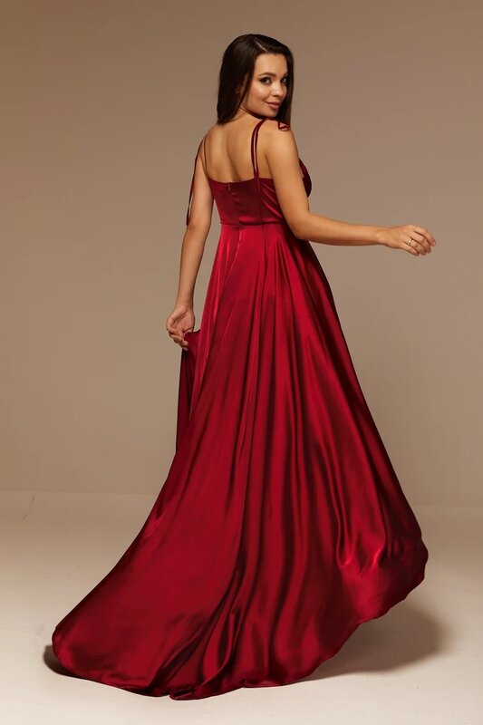 Атласное платье-макси с высоким разрезом, открытой спиной и шлейфом