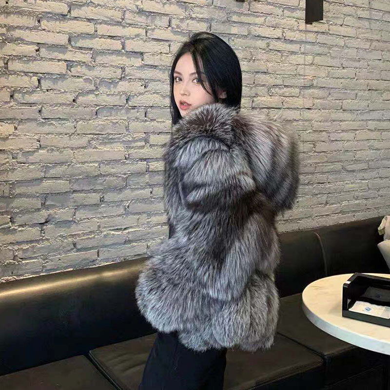 Mantel Bulu Rubah Perak Wanita 2022 Jaket Bulu Palsu Berkerudung Tebal Hangat Musim Dingin Mantel dan Jaket Kualitas Tinggi Pakaian Luar Berbulu Wanita