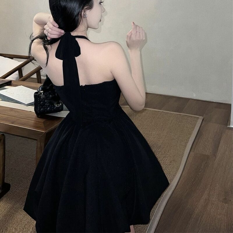 فستان نسائي أسود بحمالة رقبة معلقة ، فستان صغير ، تنورة خصر محشية ، تنورة أحادية اللون بخط واحد ، ملابس نسائية ، تصميم أزياء