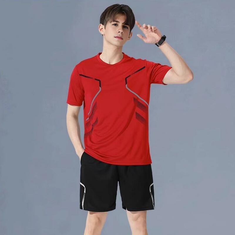 Conjunto de roupas esportivas confortável casual masculino, camiseta com o pescoço, shorts de perna larga, estampa listrada, roupa de futebol rápida