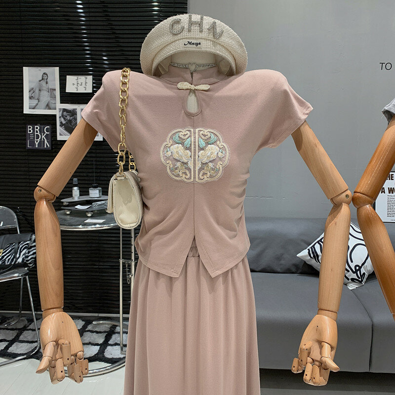 Camiseta plisada con hebilla ahuecada Retro para mujer, top versátil de cintura alta, falda de cadera envuelta en una línea adelgazante, conjunto de dos piezas