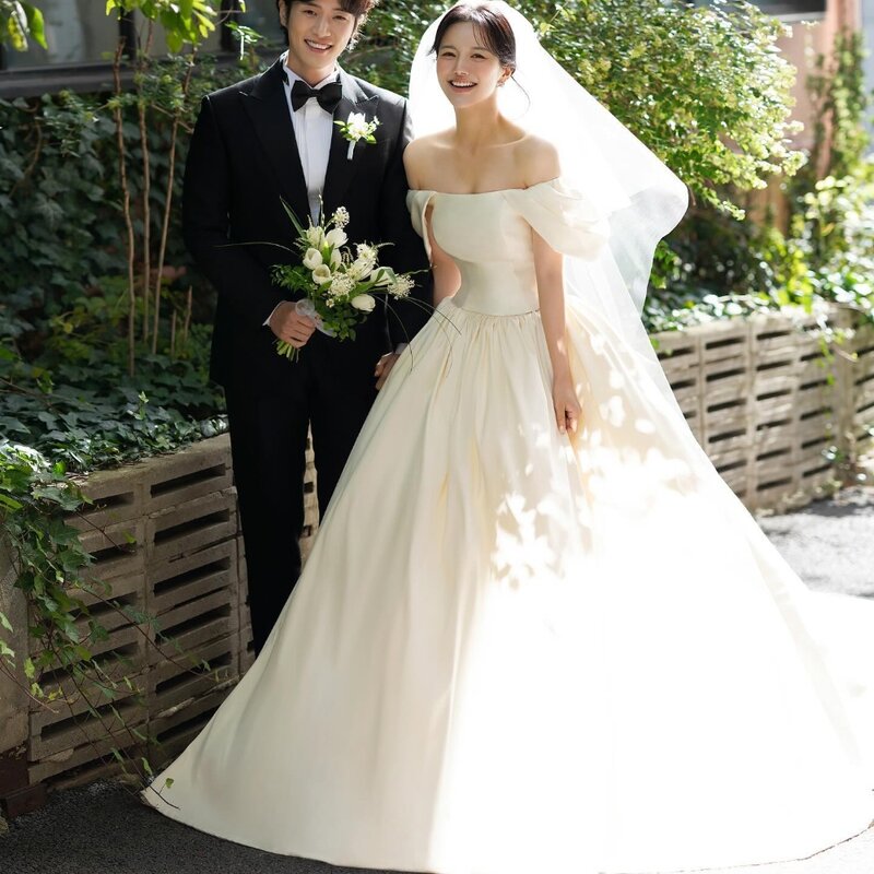 Jiayigong semplice Off-the-spalla a-line festa di nozze piega raso lunghezza del pavimento spazzola spazzata abito da sposa personalizzato