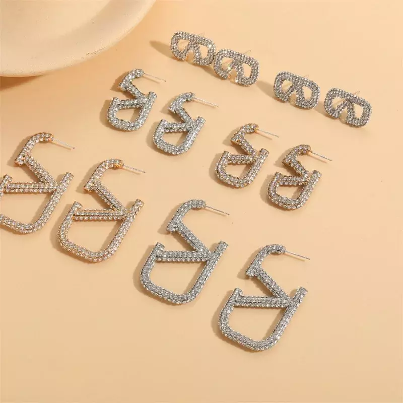 Anting-anting huruf V penuh berlian ringan untuk wanita, anting-anting huruf logam paduan baru berdiri sendiri untuk wanita