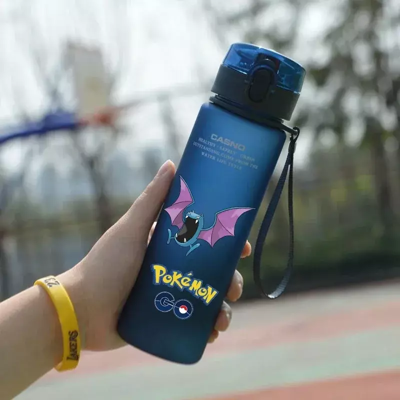 Vaso de agua portátil de plástico para adultos, botella de agua deportiva de gran capacidad con dibujos animados de Pokémon, Pikachu, Psyduck Meowth, 560ML