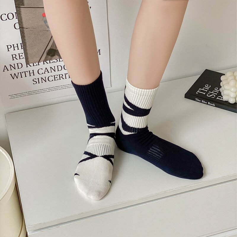 Weiß schwarz ab Patchwork sportliche Japan Socken Schul rohr Socken atmungsaktiv große Dame nach Hause einfach gewagte Frauen Streetwear