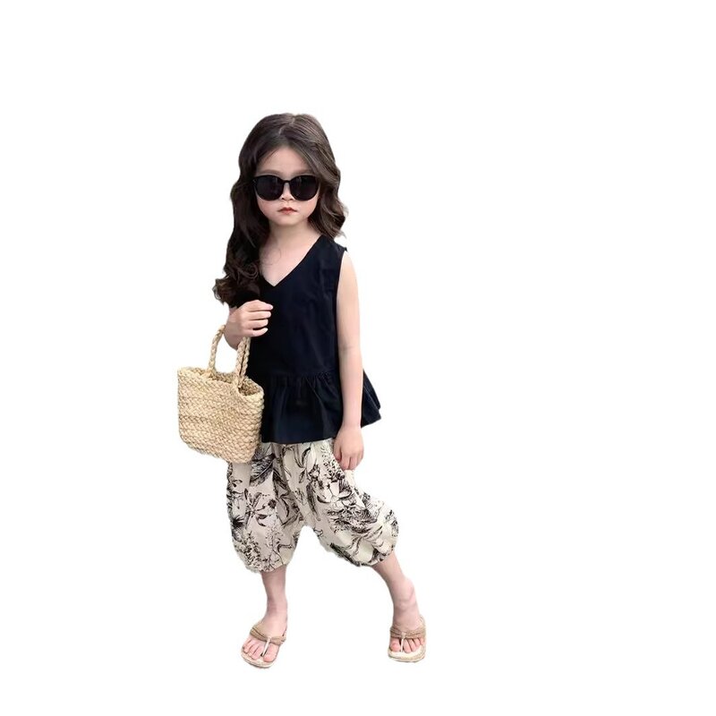Комплект летней одежды из 2 предметов для маленьких девочек, однотонный муслиновый жилет с V-образным вырезом и цветочным принтом на подоле, тонкие укороченные брюки, наряд для маленьких девочек, 2024
