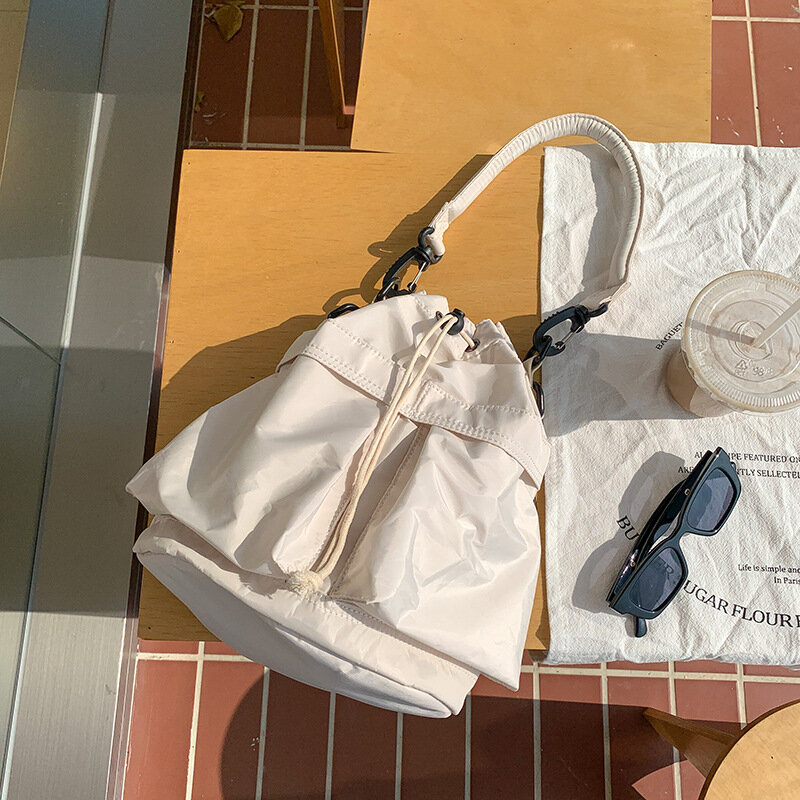 Nylon Drawstring Bucket Bag for Women, Pleated One-Shoulder Crossbody Bag, Large Capacity, Casual Lightweight Handbag, Niche Des
