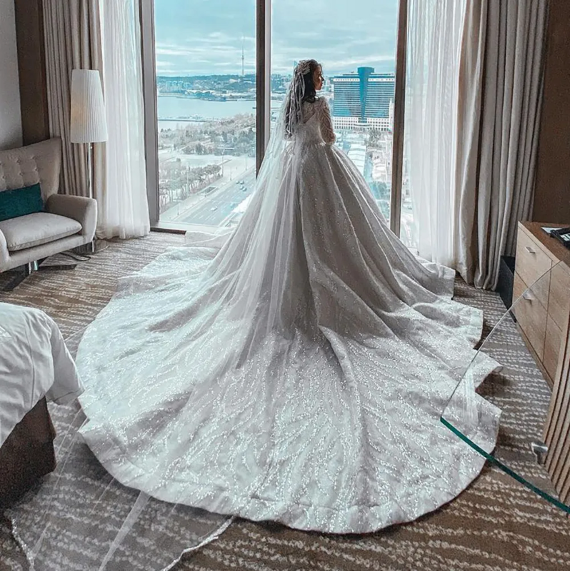 Vestido de novia blanco de lujo para mujer, vestido de baile de boda con lentejuelas, manga larga, cuentas brillantes de cristal, cuello redondo, tren largo, vestido de novia de Dubai
