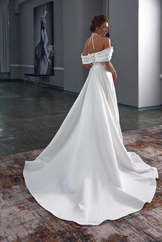 Gaun pernikahan kesayangan sisi celah lengan pendek Satin lembut ekor panjang dapat menyesuaikan untuk mengukur gaun pengantin untuk wanita menakjubkan