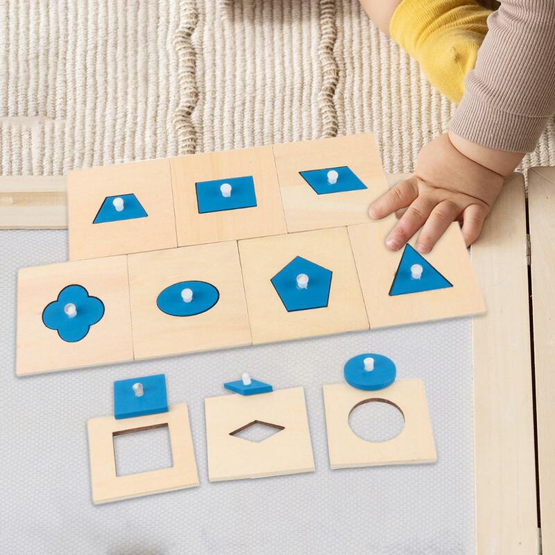 幾何学模様の木製ボードゲーム,モンテッソーリ,ジオメトリ,幼稚園,教室,親と女の子を表すおもちゃ