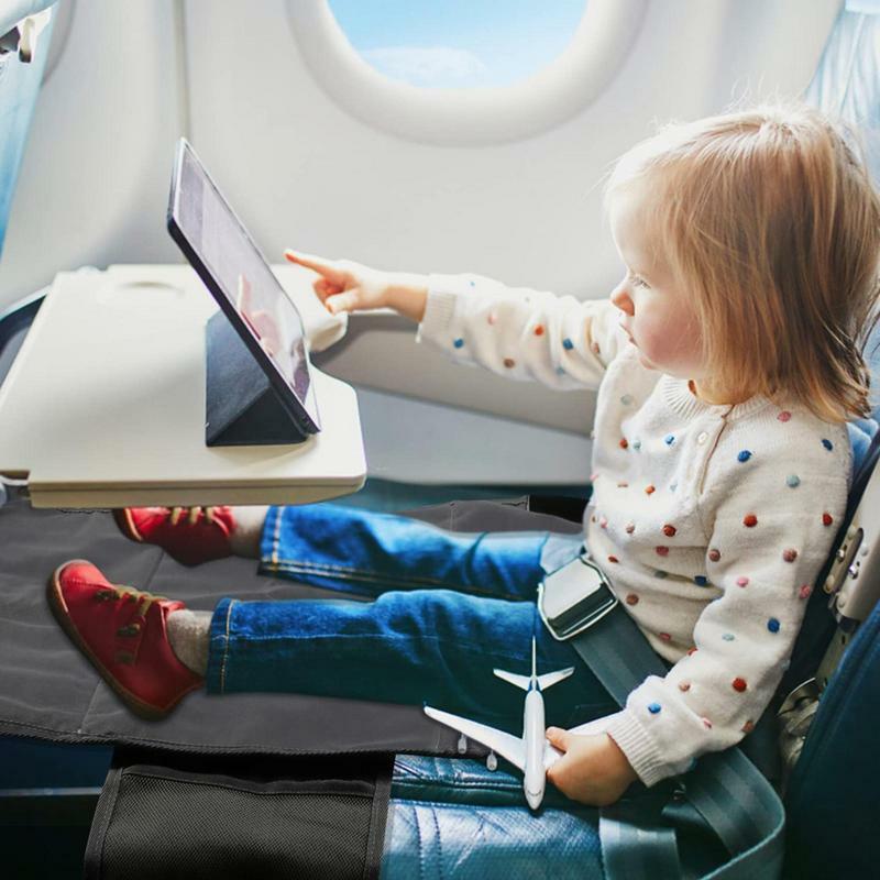 ที่พักเท้าบนเครื่องบินสำหรับเด็ก, บันไดแบบพับได้ออกแบบให้พอดีกับช่องหน้าต่างกั้นที่นั่งตรงกลาง