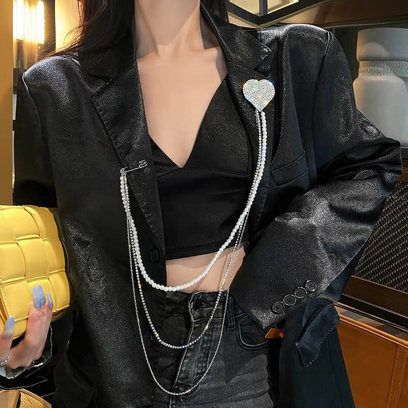 Hip Hop Punk ciondolo Pin catena di perle spilla da seno donna lungo diamante scintillante cuore spilla accessori per abiti