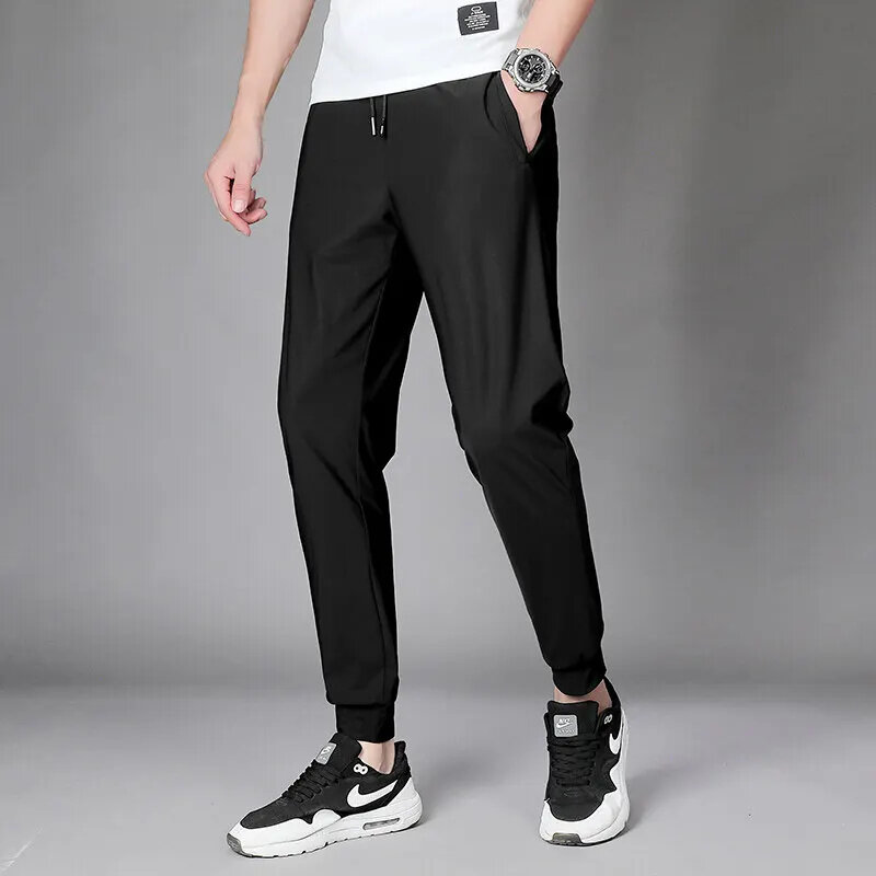Celana olahraga pria, kasual trendi warna Solid saku elastis musim semi Slim Fit es sutra bernapas 2024
