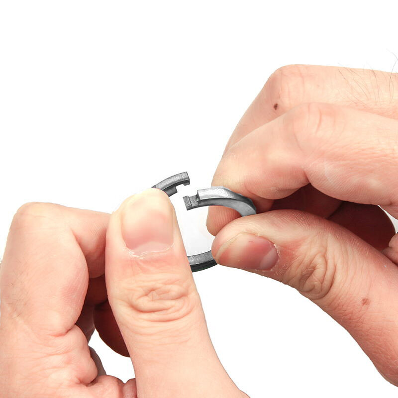 Pengatur kunci cincin kunci sisi mendorong pengatur kunci bentuk ramping tepi halus paduan Titanium untuk gantungan kunci kekuatan tinggi