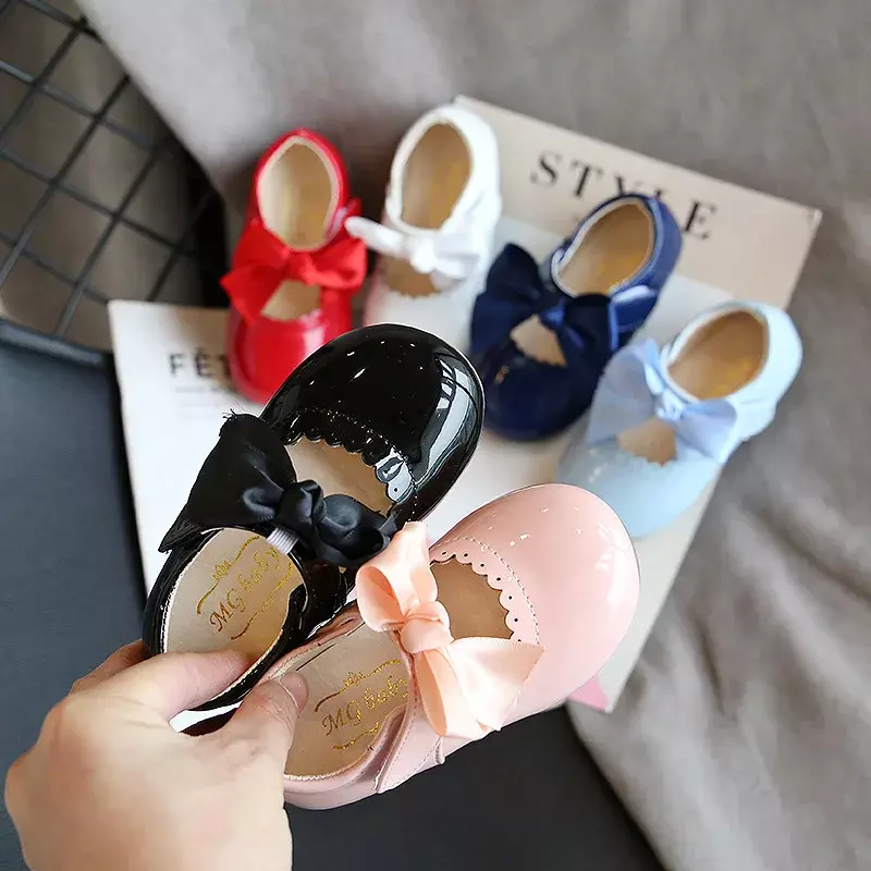 2024 scarpe in pelle per bambini neonata Cute Bow scarpe singole multiuso nuova versione coreana delle scarpe da principessa scarpe da ballo d290