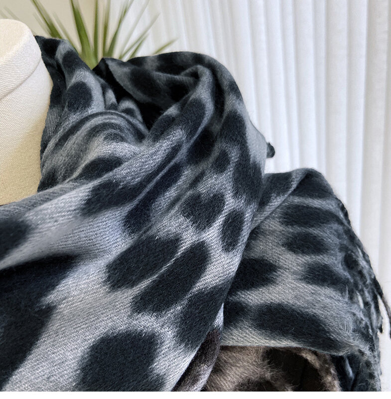 ผ้าพันคอแฟชั่นลายเสือดาวสำหรับผู้หญิงผ้าพันคอแคชเมียร์พิมพ์ลายหนาสำหรับฤดูใบไม้ร่วงและฤดูหนาว
