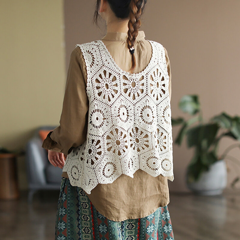 Women's Boho Vest Beige Floral Eyelet Embroidery Knit  Summer Crew Neck Sleeveless Hollow out Tank Crochet Sweater Tops 2024