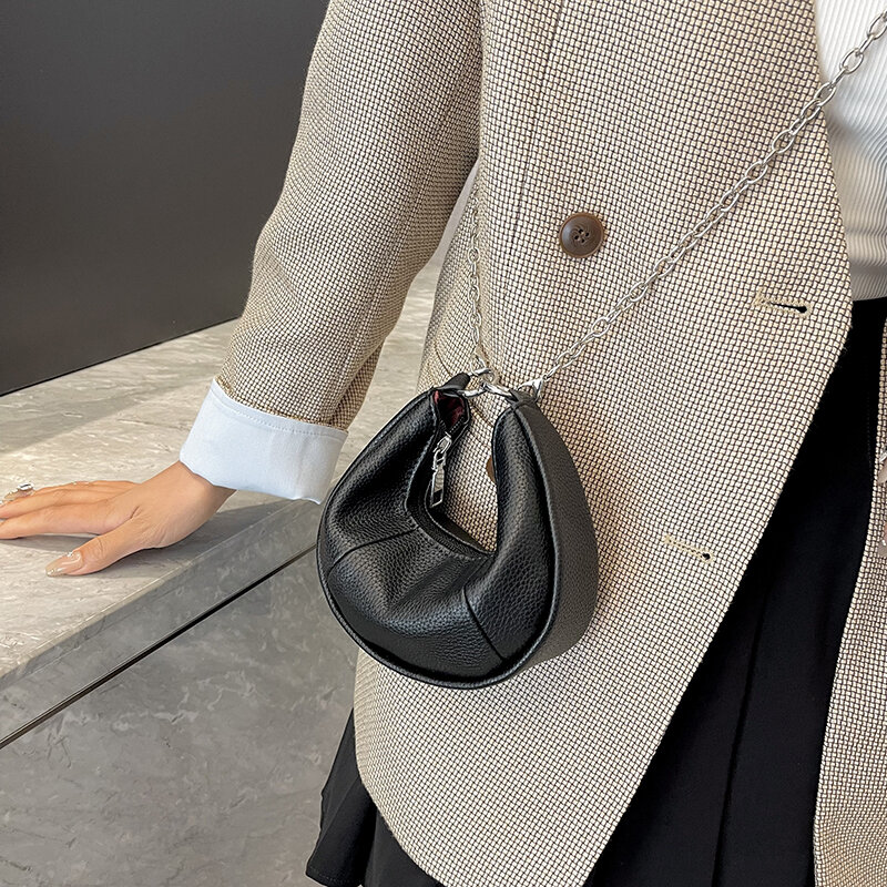 حقيبة يد جلد أحادية اللون للنساء ، حقيبة كتف صغيرة ، حقيبة كروس بسلسلة للسيدات ، فضي وأسود ، موضة جديدة ، 2023