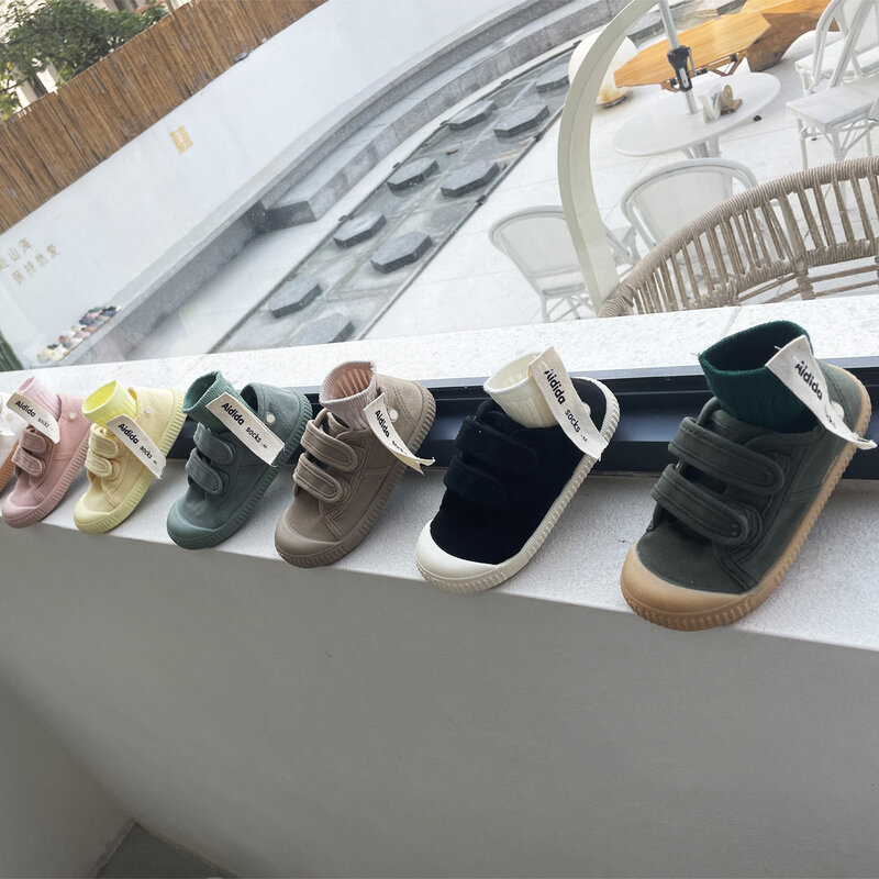 حذاء للأولاد والبنات بتصميم كوري جديد خاص بموسم الربيع والخريف لعام 2023 مع نعل ناعم ومنخفض 8006