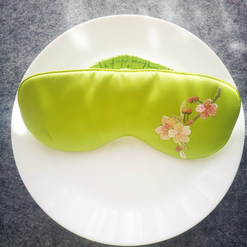 Maschera per gli occhi dormiente in seta di gelso verde estetica orientale con motivo a fiori di pesca ricamato a mano accessori artistici cinesi