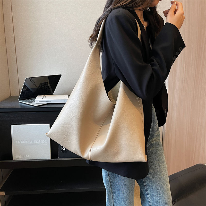 Bolsa de ombro casual macia PU para mulheres Harajuku, bolsa de balde de grande capacidade, popular, luxo, nova moda, 2023
